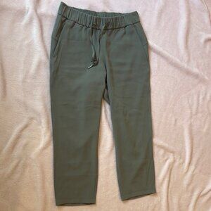Lululemon grey/green 3/4 crop pant size 6 womens